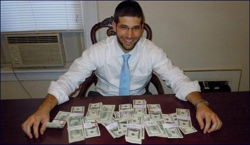 Rabbi Noach Muroff with the $98,000 that he retunbed